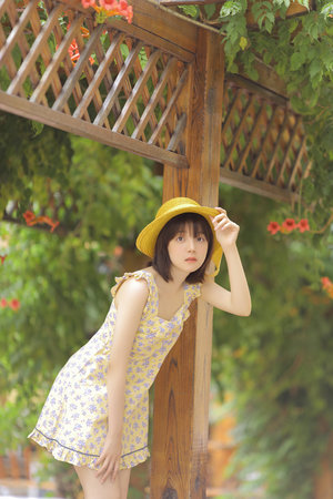 老奶奶去世3年 邻居帮打扫门前落叶